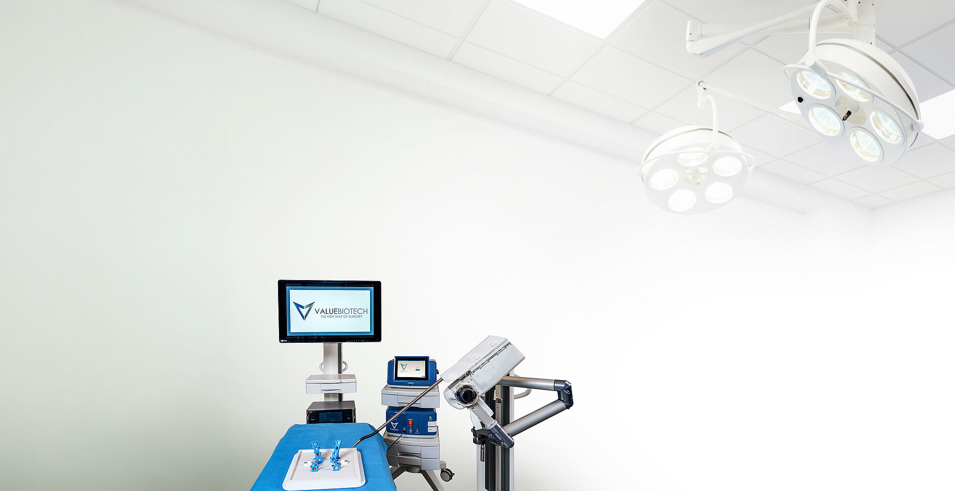 Valuebiotech公司的M.I.L.A.N.O.手术机器人平台：一个手术机械臂位于手术台上方；其手术器械由FAULHABER驱动系统驱动和控制。