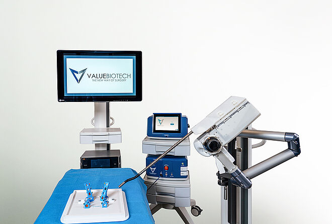 Valuebiotech公司的M.I.L.A.N.O.手术机器人平台：一个手术机械臂位于手术台上方；其手术器械由FAULHABER驱动系统驱动和控制。