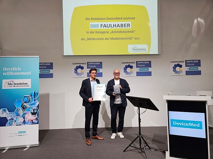 Rolf Schmideder, Head of Business Development at FAULHABER, is presented with the symbolic milestone of the “Milestone in Medical Technology” award from the specialist magazine DeviceMed at the COMPAMED tradeshow