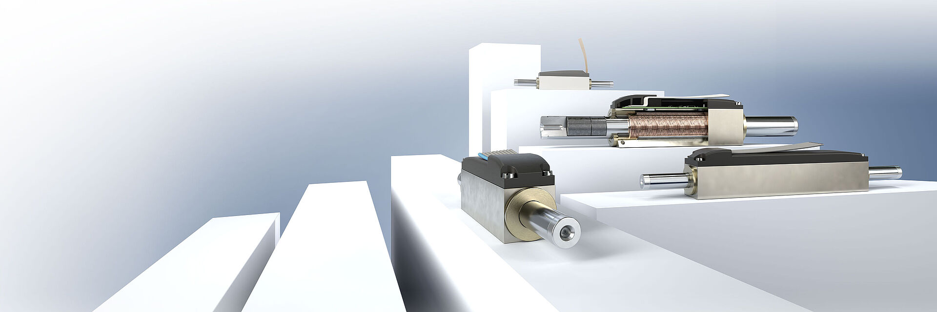 四台不同的 FAULHABER 线性电机，排列在灰蓝色背景下的白色台阶上。