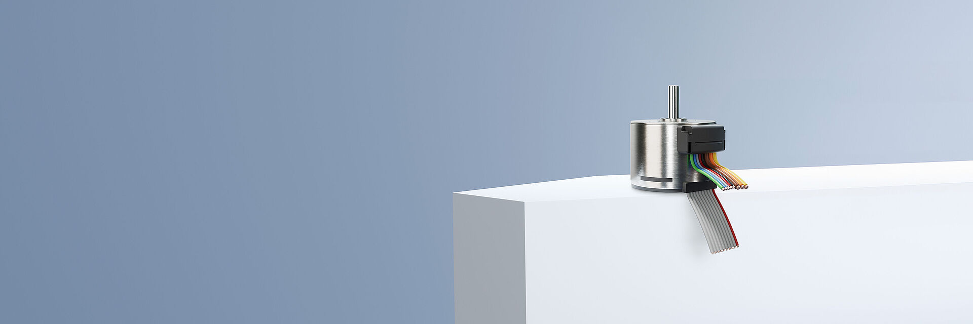 FAULHABER 的 IERF3 L 增量式光栅位于灰蓝色背景下的白色台阶上。