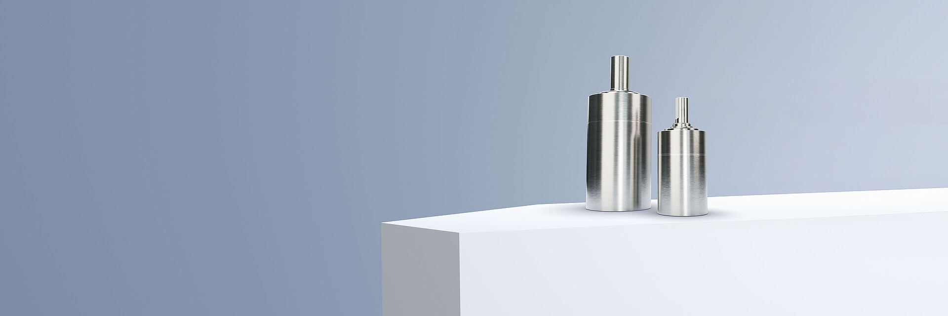 高性能齿轮箱22GPT LN和32GPT LN,以其超静音运行表现脱颖而出。- Slider FAULHABER GPT LN 系列的两个行星齿轮减速机排列在灰蓝色背景前的白色台阶上。