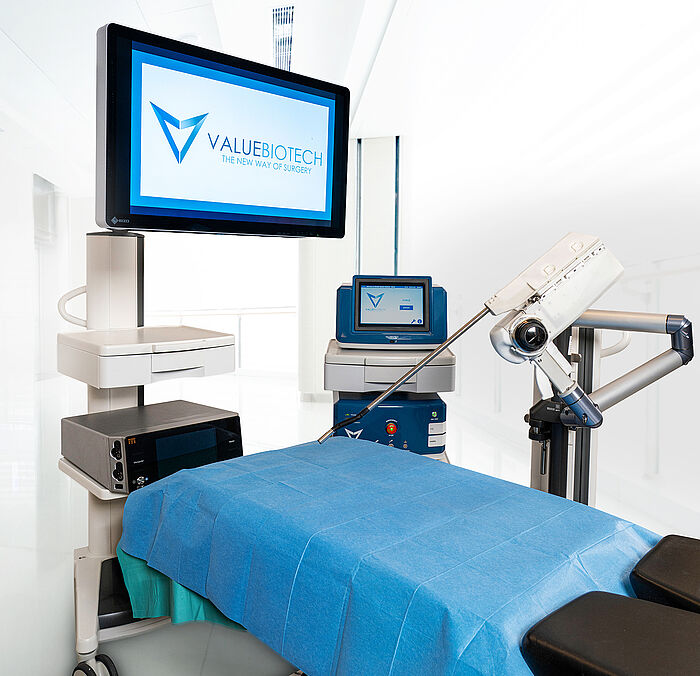 配备 Valuebiotech 机器人手术平台 M.I.L.A.N.O. 的手术工作站：一个器械臂位于手术台上方，其器械由 FAULHABER 驱动系统驱动和控制。