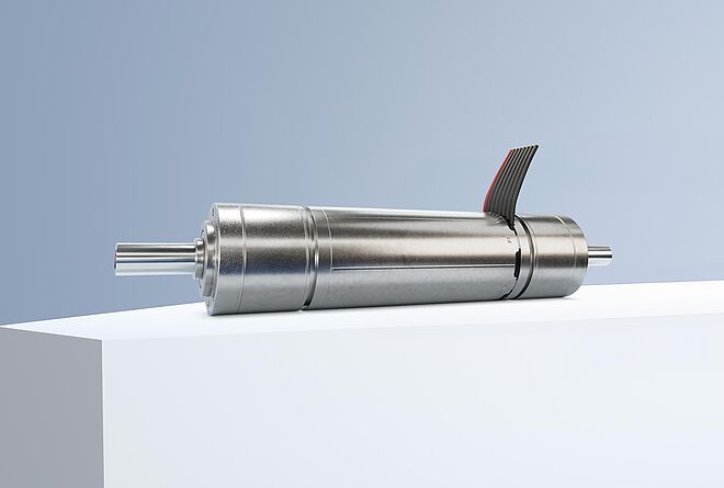 一款FAULHABER品牌的DualGear无刷减速电机，置于灰蓝色背景前的白色台阶上。