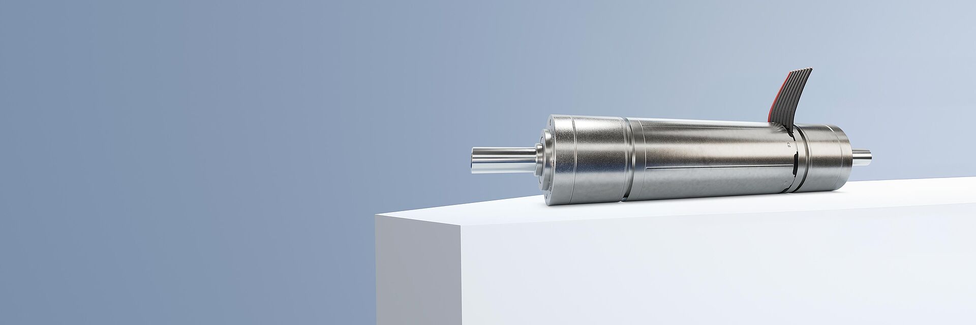 一款FAULHABER品牌的DualGear无刷减速电机，置于灰蓝色背景前的白色台阶上。