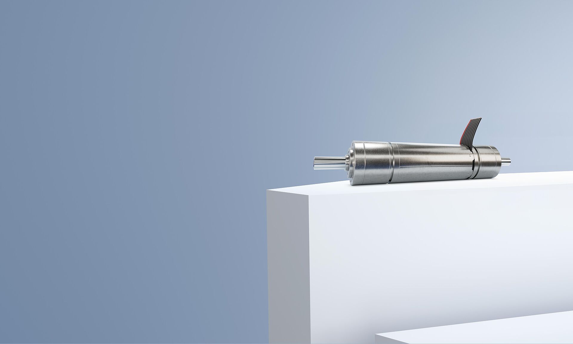 一款FAULHABER品牌的DualGear无刷减速电机，置于灰蓝色背景前的白色台阶上。