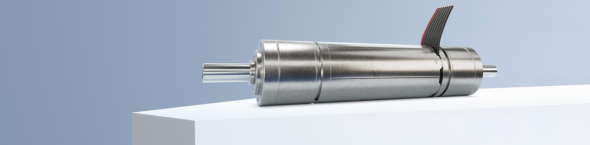 一款FAULHABER品牌的DualGear无刷减速电机，置于灰蓝色背景前的白色台阶上。