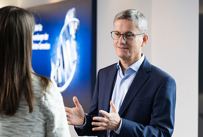 FAULHABER总经理Lutz Braun接受采访的特写肖像