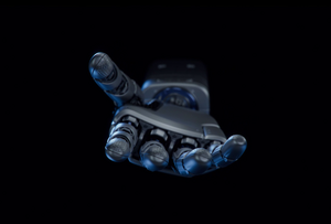 一个人形机器人向前伸出手指的手，背景为黑暗。