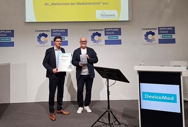 Rolf Schmideder, Head of Business Development at FAULHABER, is presented with the symbolic milestone of the “Milestone in Medical Technology” award from the specialist magazine DeviceMed at the COMPAMED tradeshow