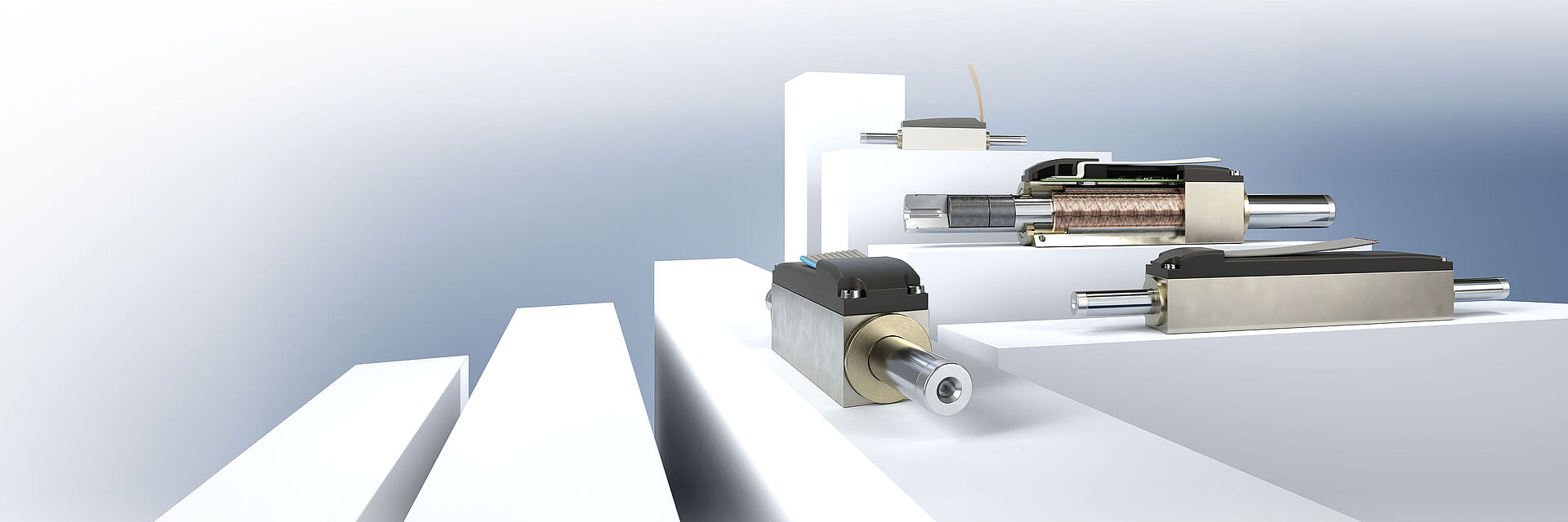 来自 FAULHABER 的直线电机 - 产品选择 四台不同的 FAULHABER 线性电机,排列在灰蓝色背景下的白色台阶上。